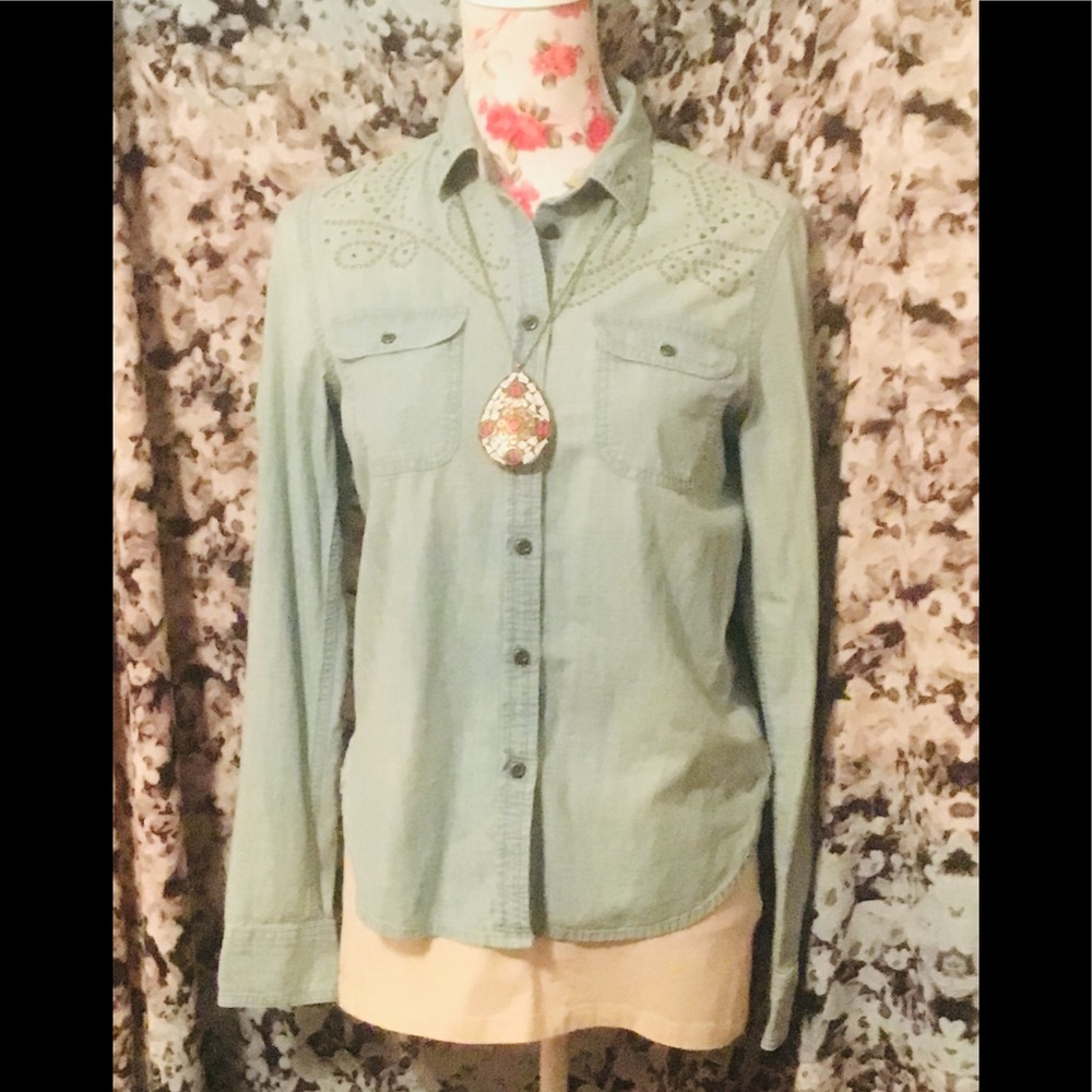 🎉NWDT STUDDED DENIM BUTTON UP TOP